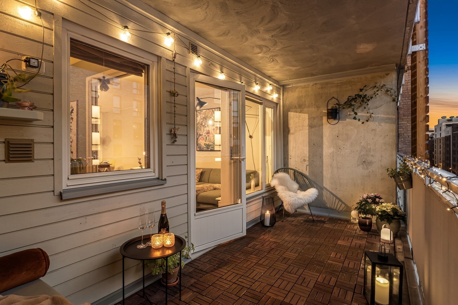 Leiligheten er beliggende i byggets 3. etasje (4. etasje fra gateplan i Lørenveien) og har bekvem adkomst med heis. Galleribilde