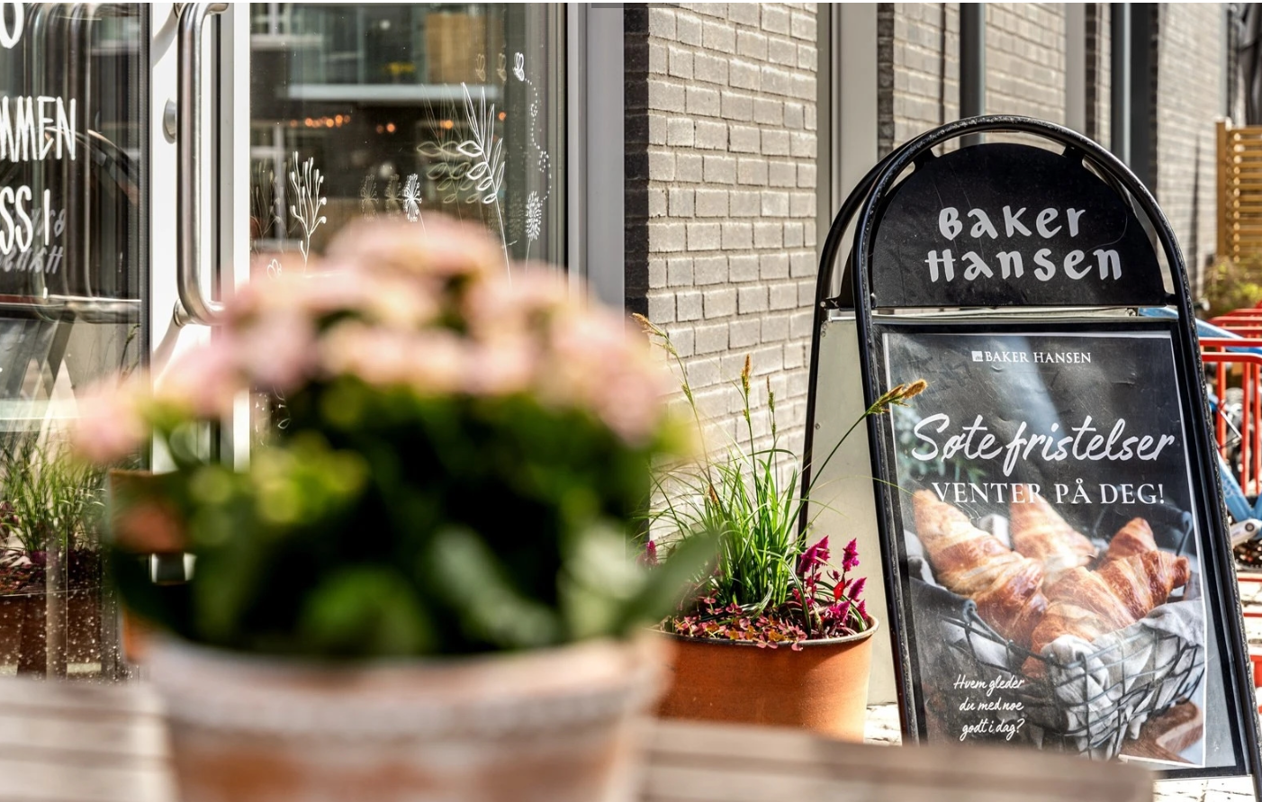 Baker Hansen er i umiddelbar nærhet. Ellers er det kort gange til Kaffebrenneriet og Baker Hansen. Galleribilde
