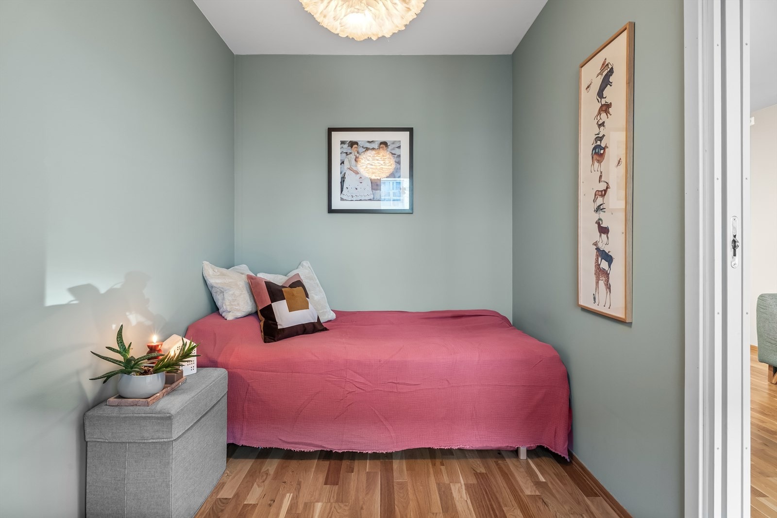 Soverom II i tilknytning stuen utmerker seg som gjesterom, barnerom eller kontor dersom ønskelig. Galleribilde