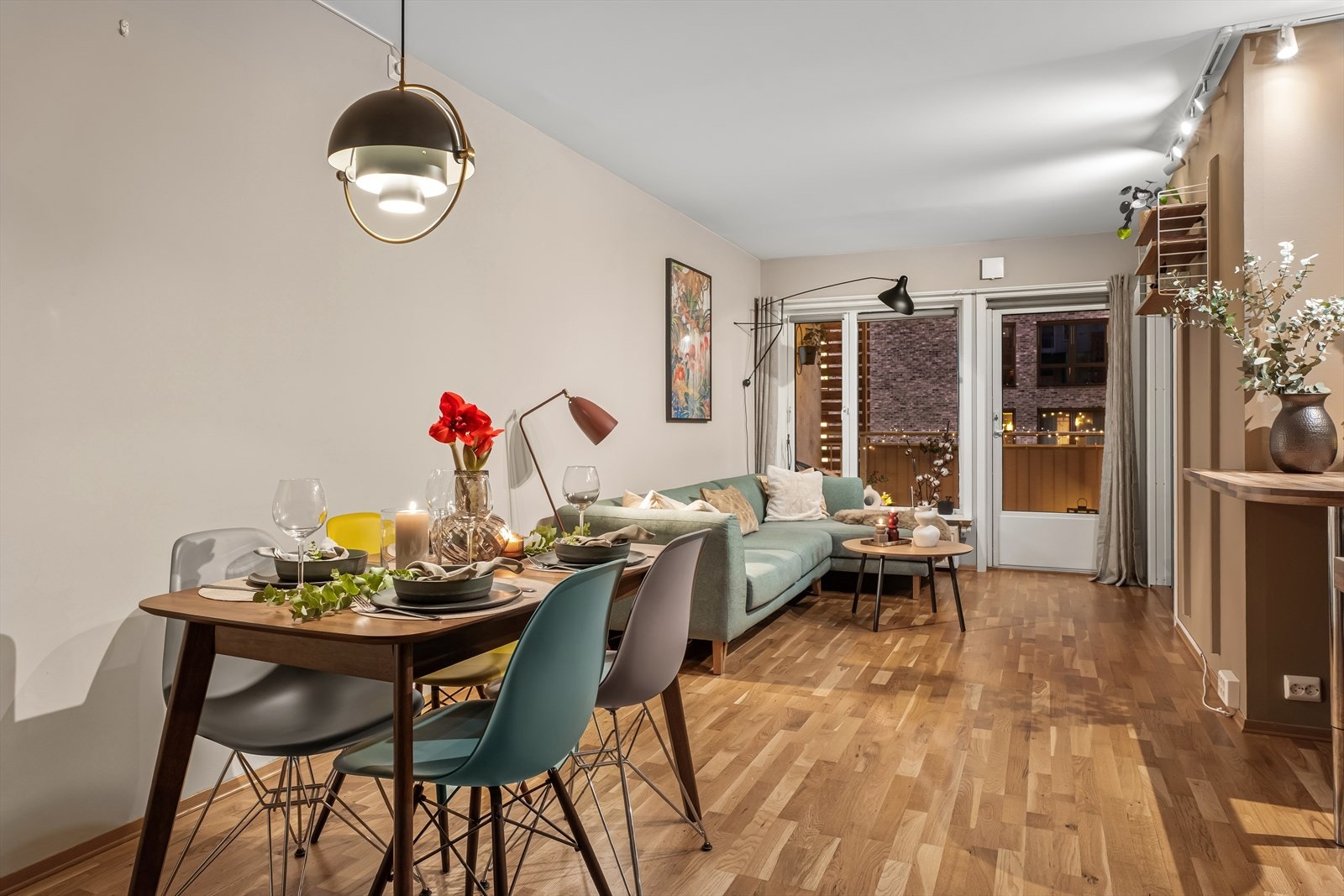 Stuen er i åpen og sosial løsning med kjøkkenet. Her er det god plass til sofagruppe, TV-møblement og spisegruppe. Galleribilde