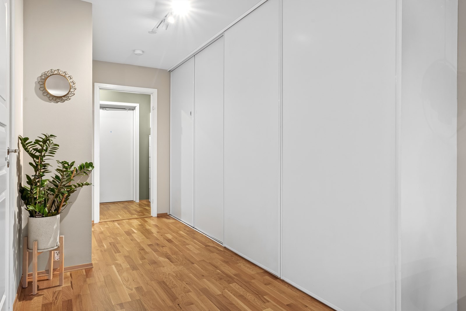 Det er godt med skapplass inne i leiligheten i blant annet skyvedørsgarderobe i korridor. For ytterligere oppbevaring disponerer leiligheten en kjellerbod på ca. 5 kvm. Galleribilde