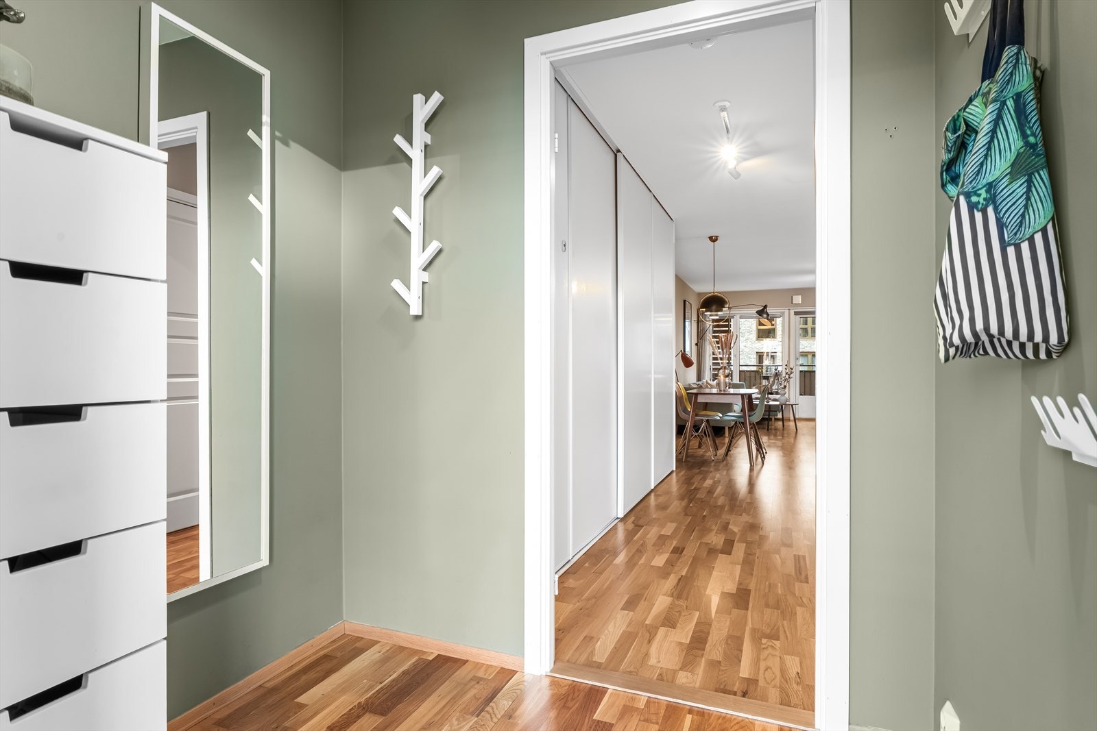 Her er det god plass til å henge fra seg yttertøy og sette fra seg sko. Galleribilde