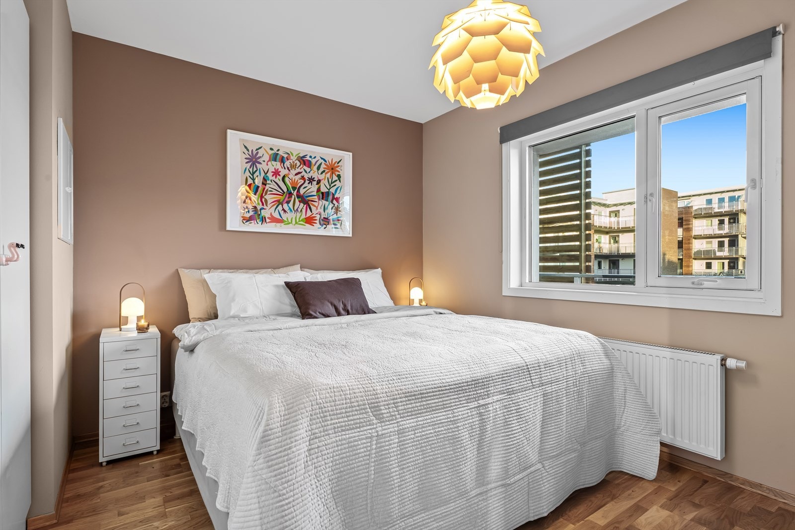 Hovedsoverommet har god plass til dobbeltseng og nattbord. Galleribilde