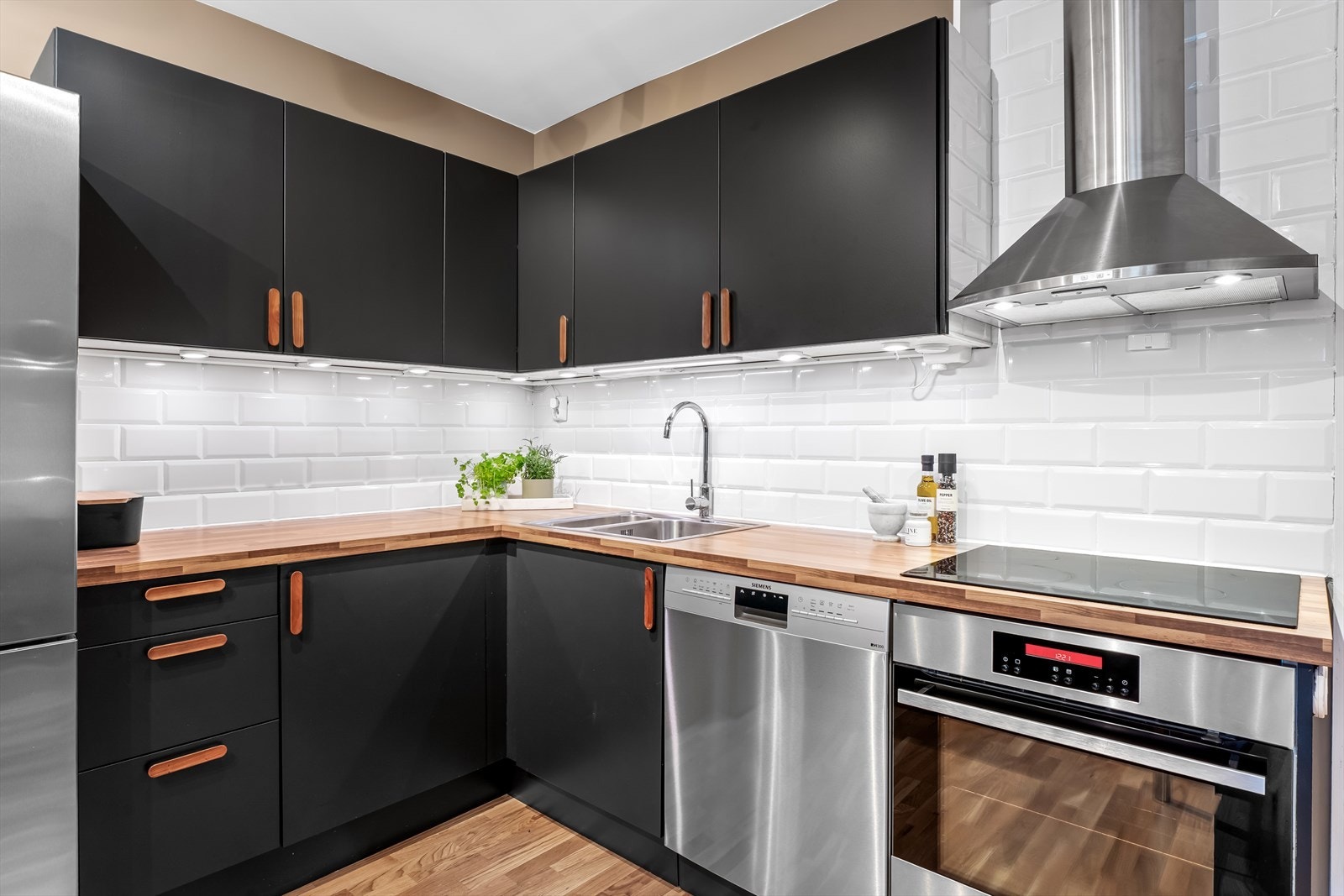 Platetopp, stekeovn, oppvaskmaskin og frittstående kjøl-/fryseskap medfølger. Komfyrvakt samt aquastop/lekkasjevarsler med sensorer og magnetventil er installert. Galleribilde