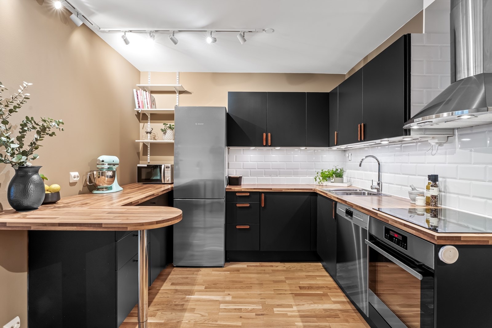 Det er godt med skap- og benkeplass til glede for den kokkeglade. Galleribilde