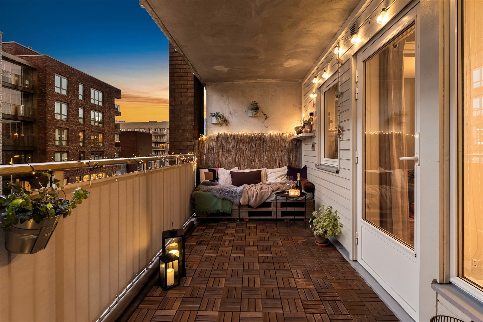 Sydvestvendt balkong på ca. 10 kvm med gode solforhold. Galleribilde