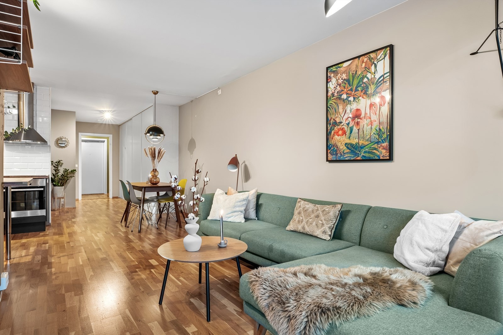 Det er 3-stavs parkett på gulv. Galleribilde