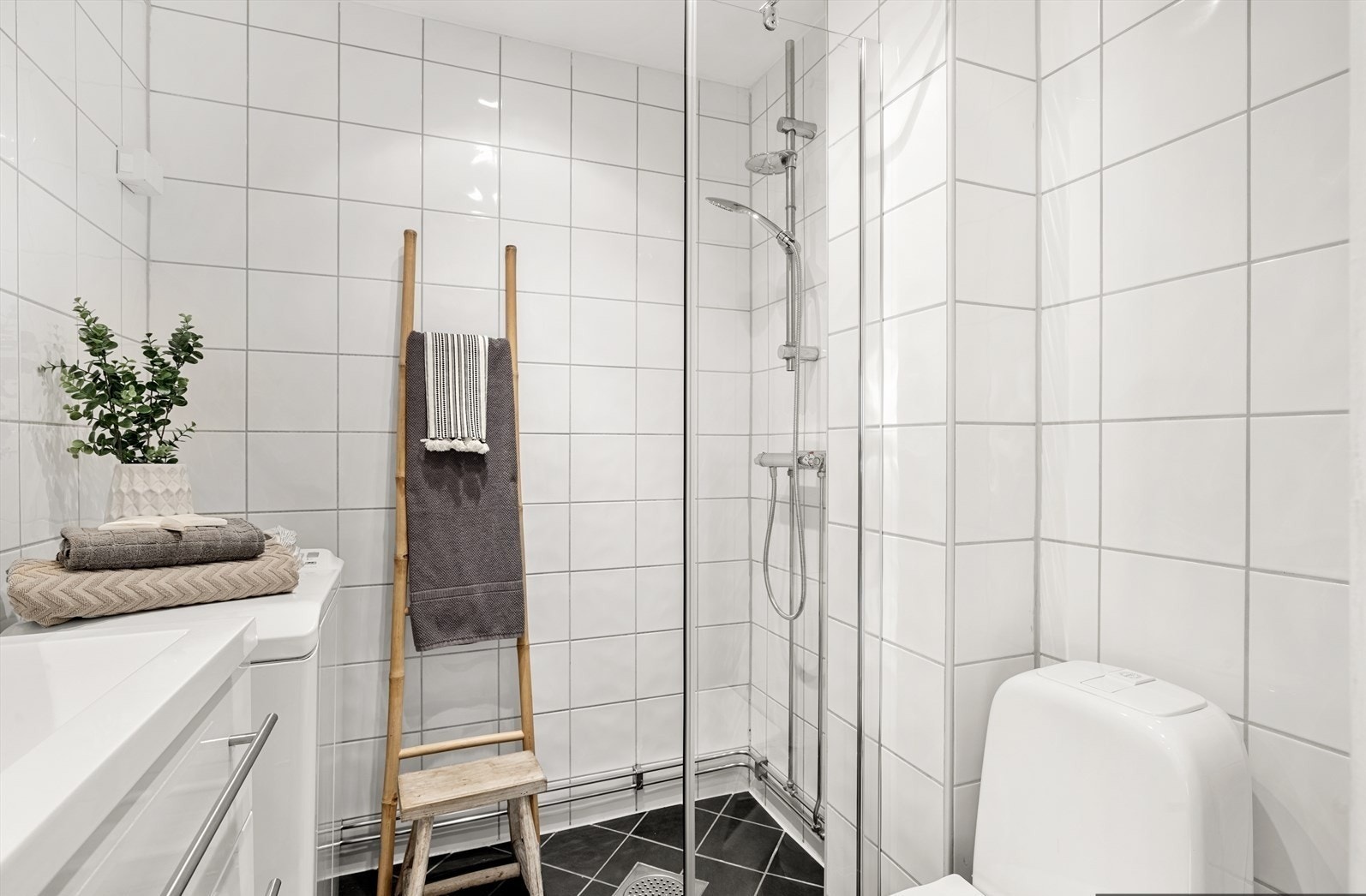 Pent flislagt bad. Vaskemaskin medfølger Galleribilde