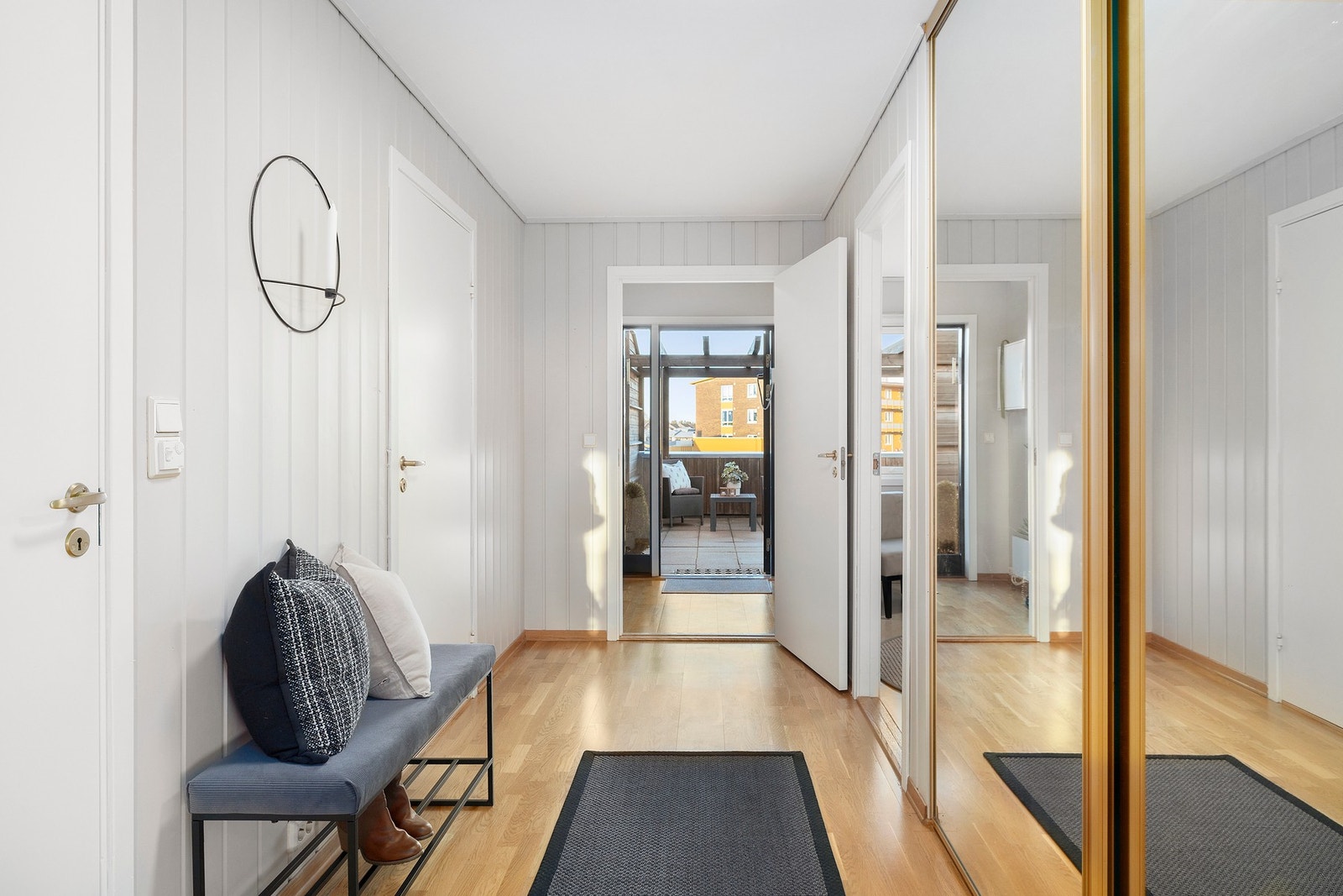 Gangen har skyvedørsgarderobe med speildører som gir god romfølelse. Galleribilde