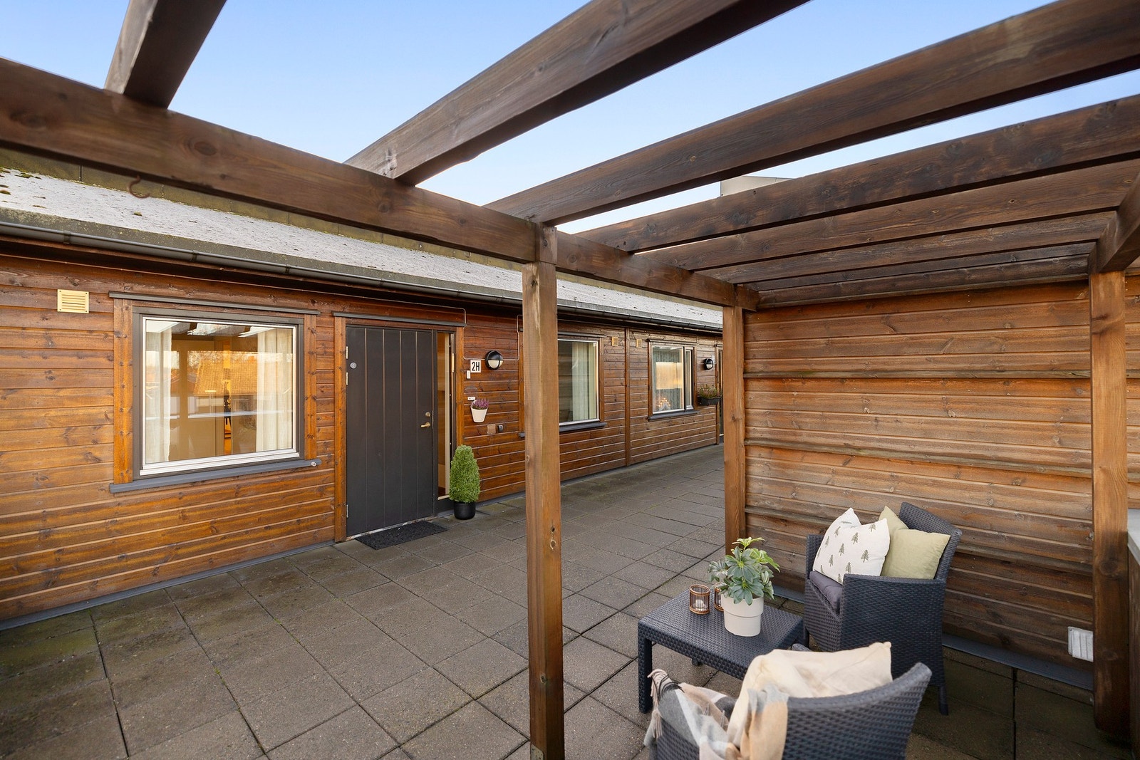 Moderne bygg med leiligheter/ næring. Romslig inngangsparti. Galleribilde