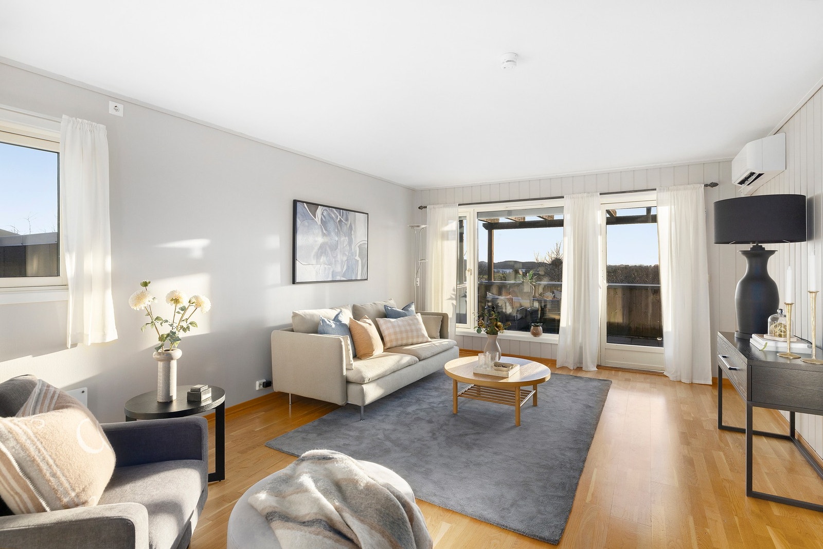 Romslig stue med store vinduer og utgang til solrik balkong. Galleribilde