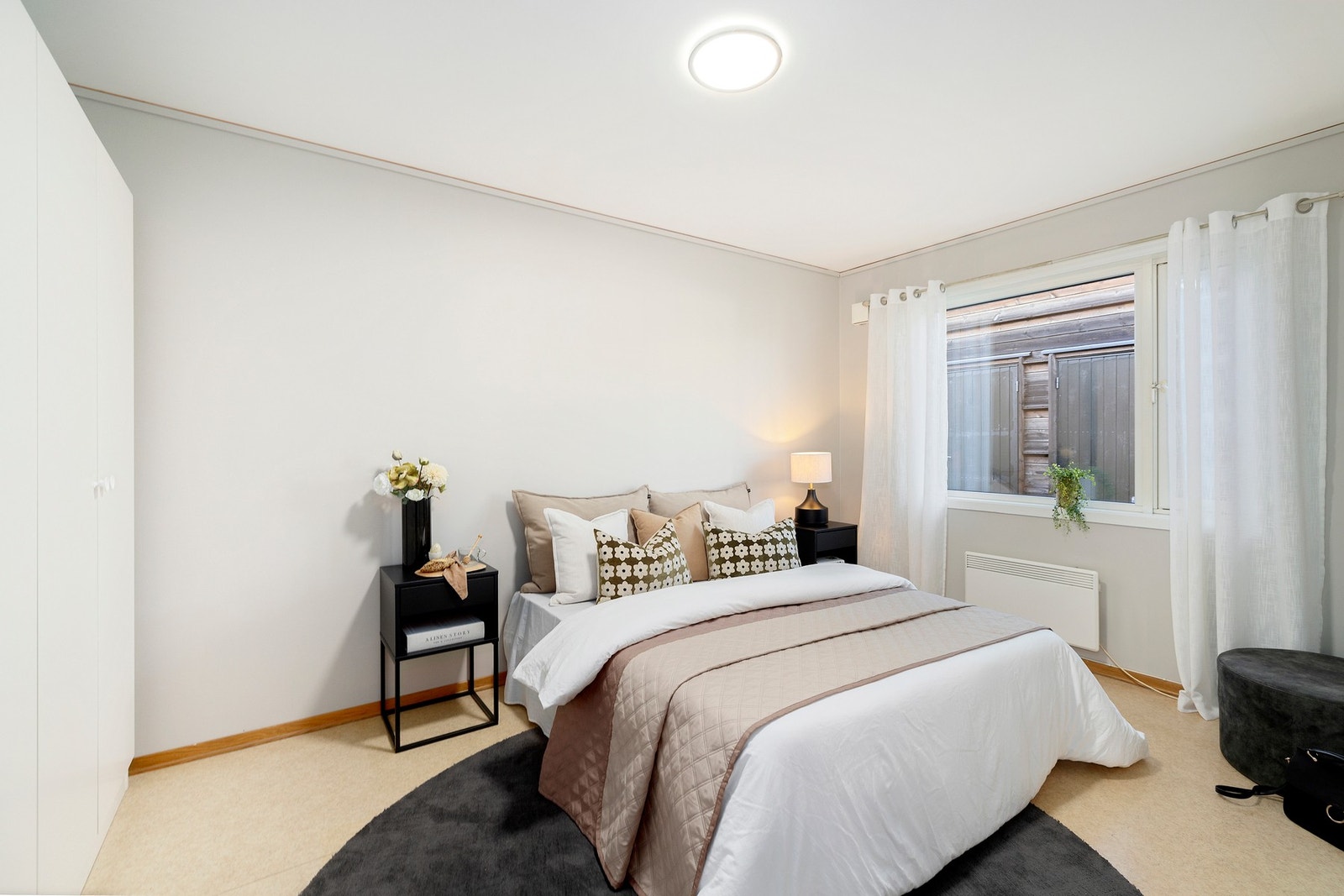 Hovedsoverommet har god plass til dobbeltseng og har god garderobeplass. Galleribilde