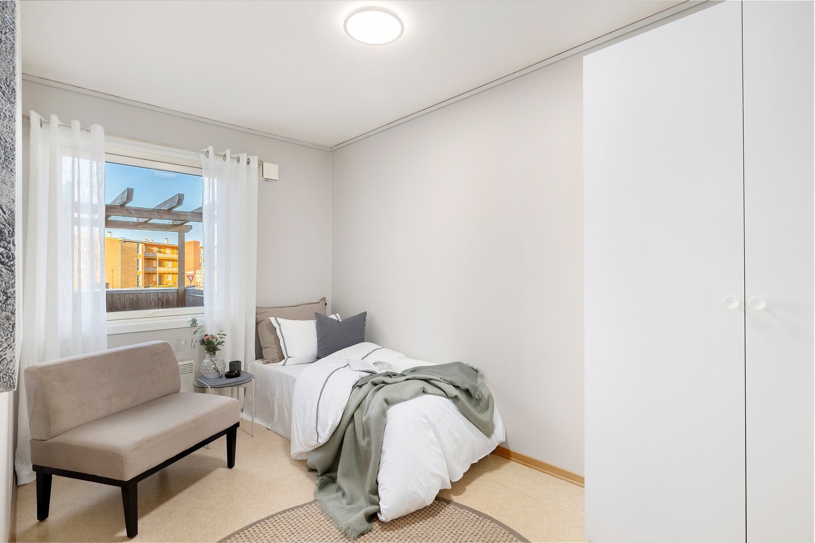 Soverom som er praktisk med garderobe og plass til enkeltseng. Galleribilde