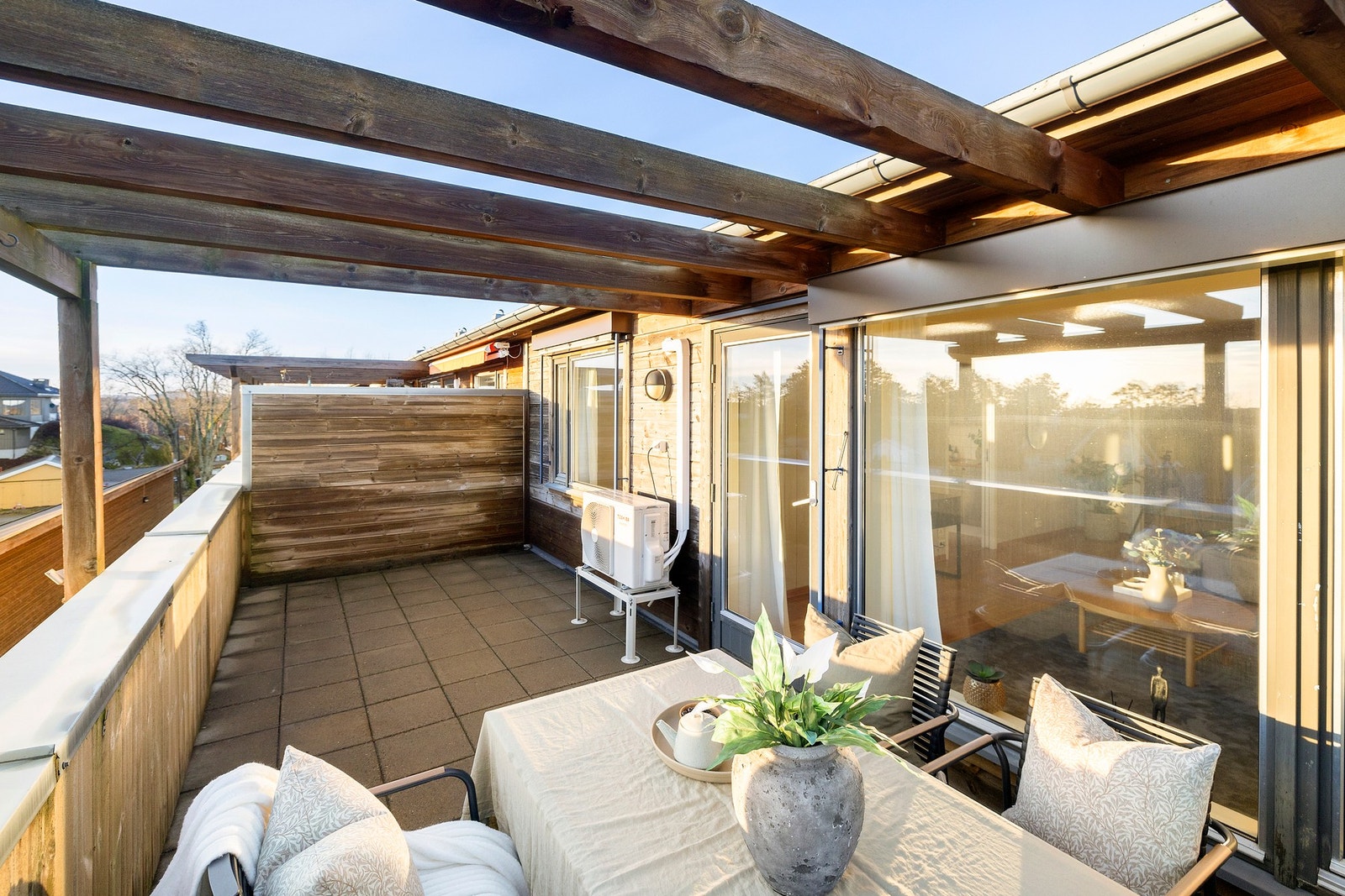 Romslig balkong fra stuen med fint utsyn over omgivelsene. Galleribilde