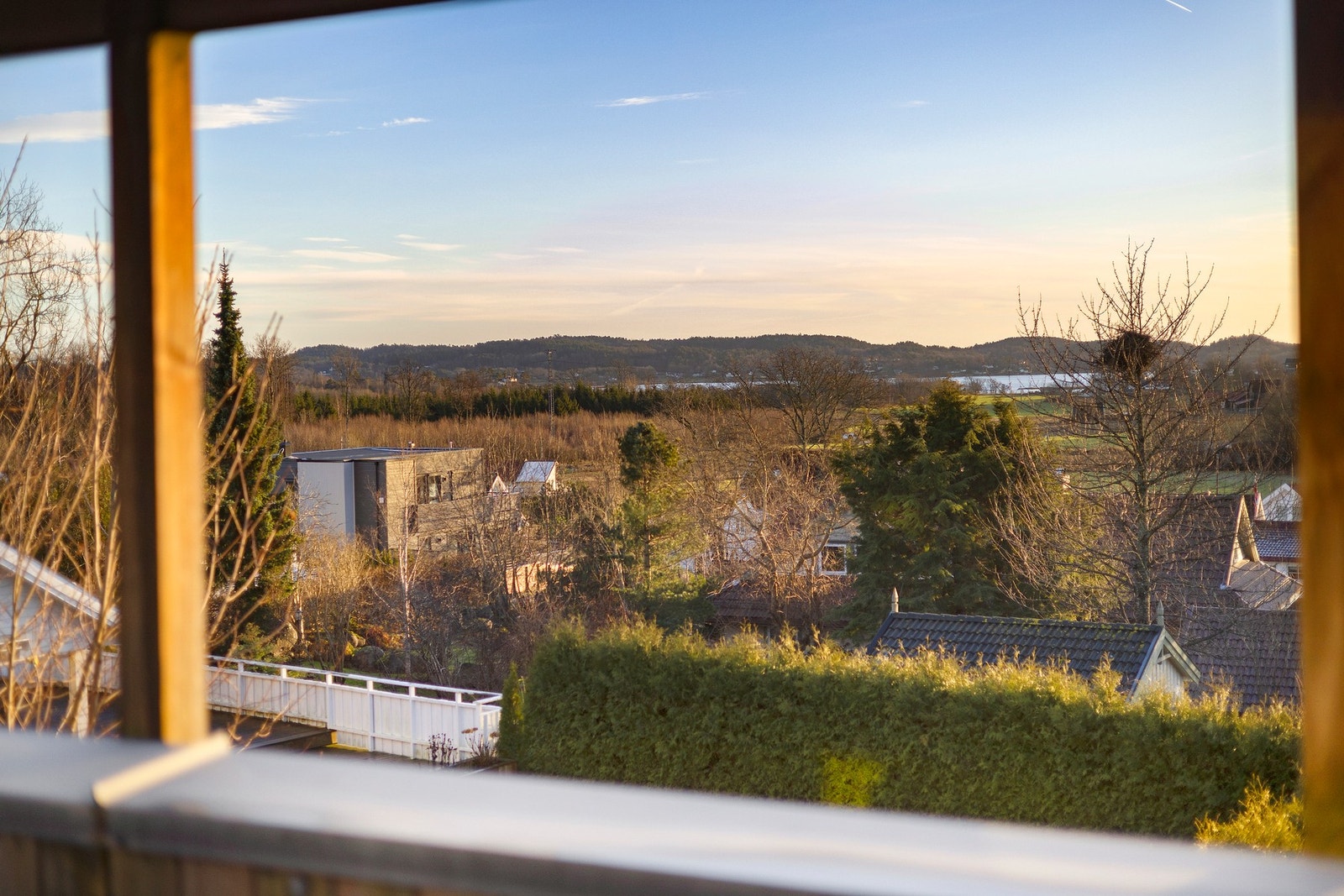 Fra balkongen har man flott utsikt mot Viksfjord. Galleribilde