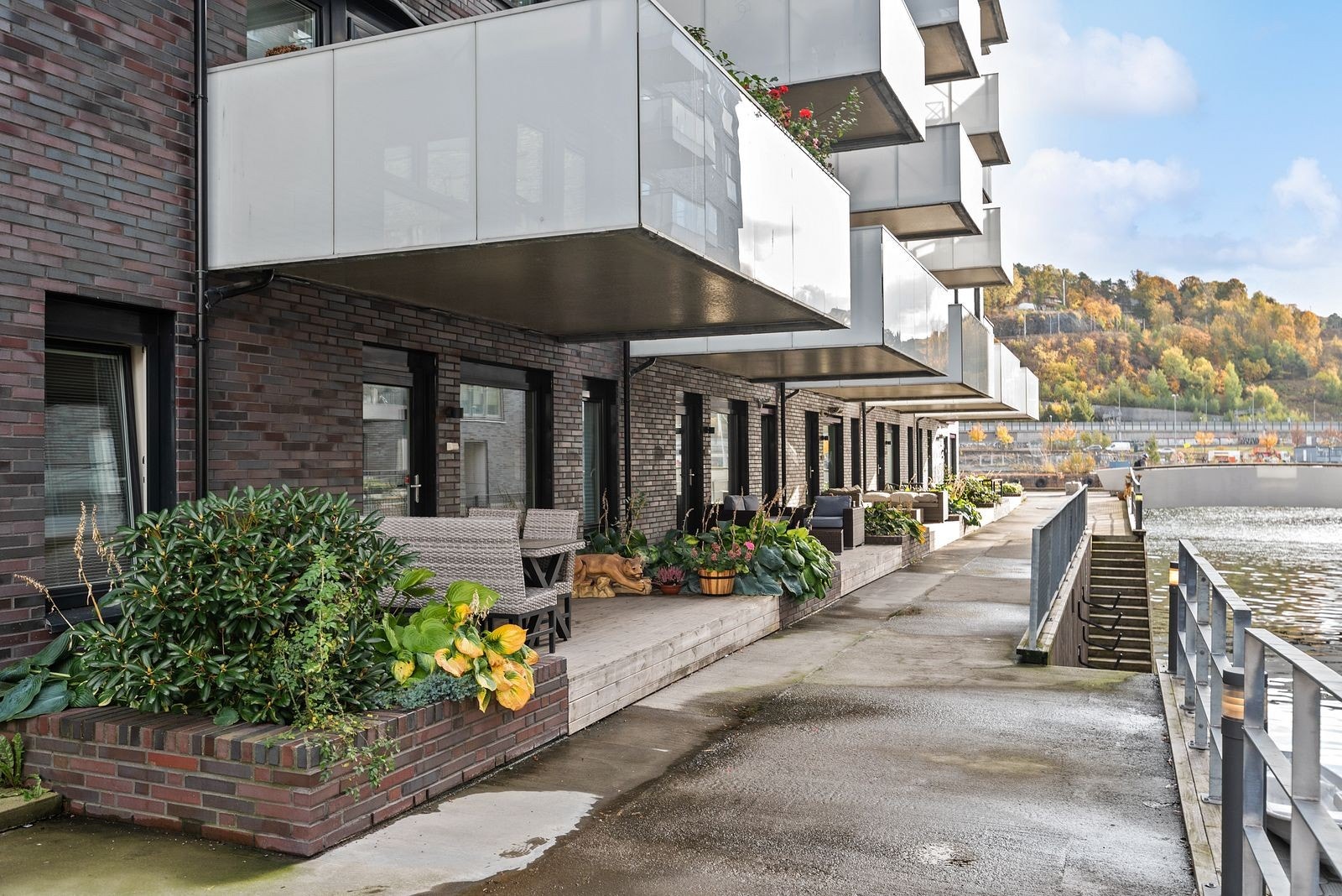 Boligen ligger i 1. Planter og blomster på balkongene vedlikholdes av sameiet. Galleribilde