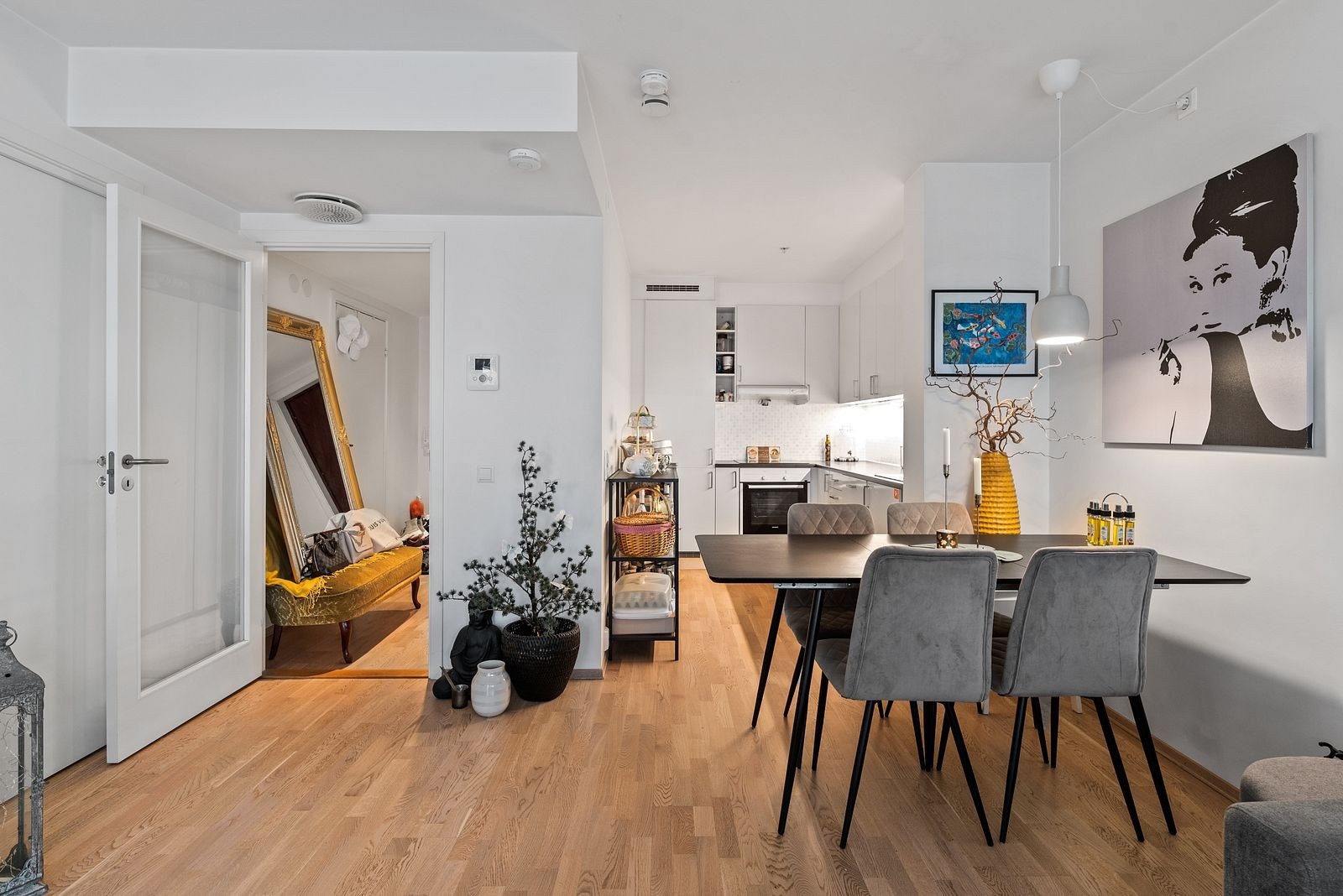 Kjøkken og gang sett fra stuen. Leiligheten har en god planløsning. Galleribilde