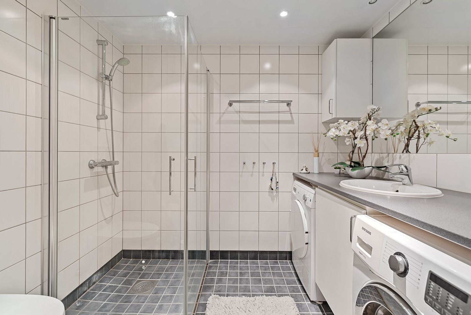 Pent, flislagtbad med varme i gulv. Vaskemaskin og tørketrommel medfølger leiligheten. Galleribilde