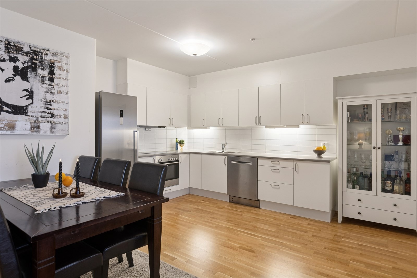 Stue med naturlig overgang til kjøkken -
Praktisk og sosial planløsning. Galleribilde