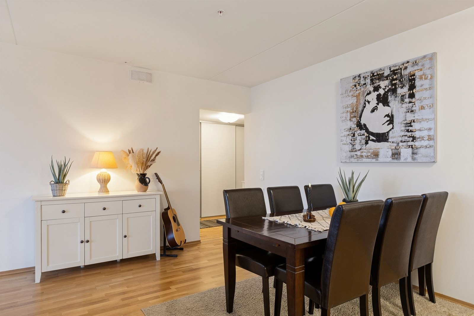 God plass ril romslig spisebord Galleribilde