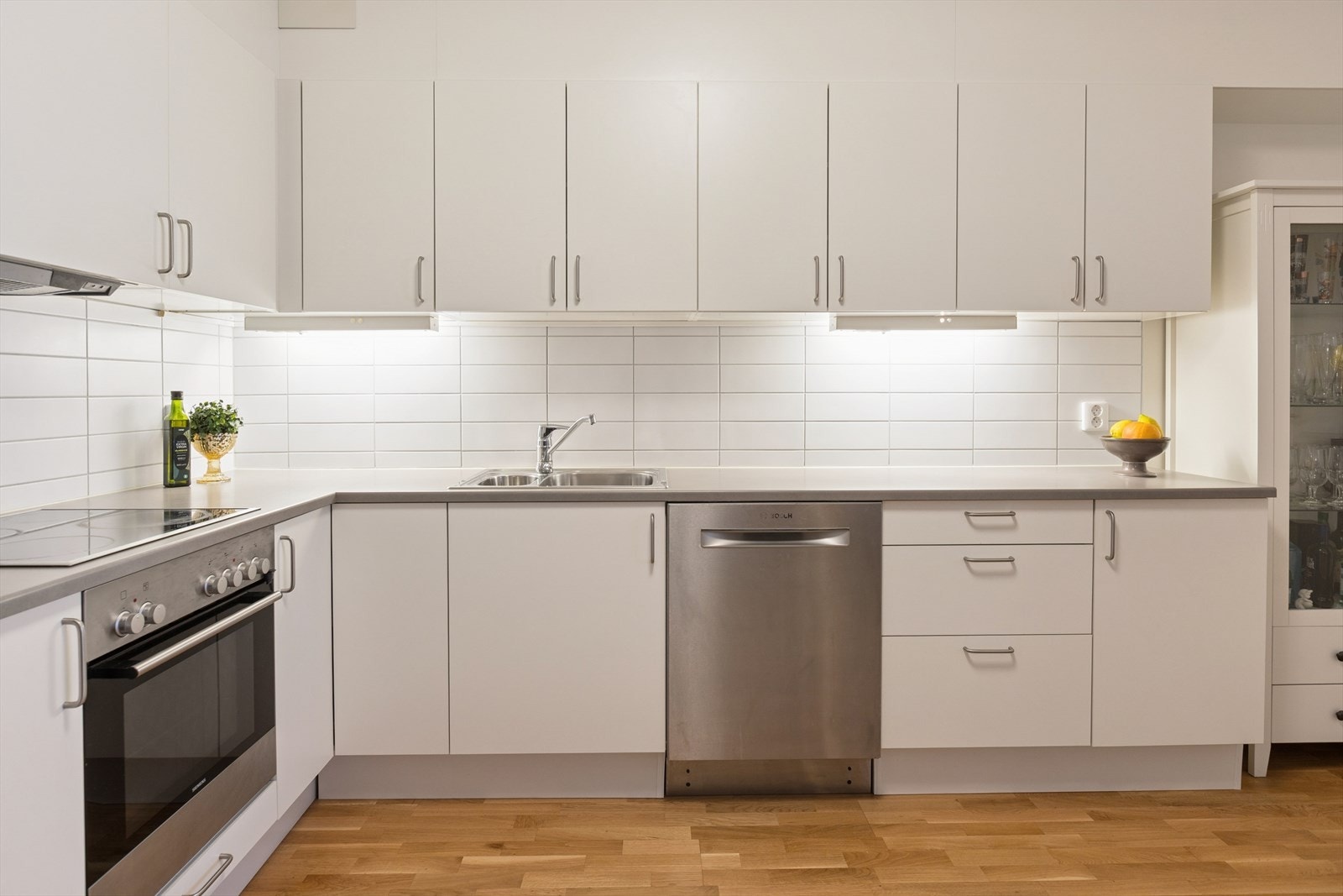 Moderne kjøkken med integrerte hvitevarer -
Hvitt glatt kjøkken med laminert benkeplate. Galleribilde