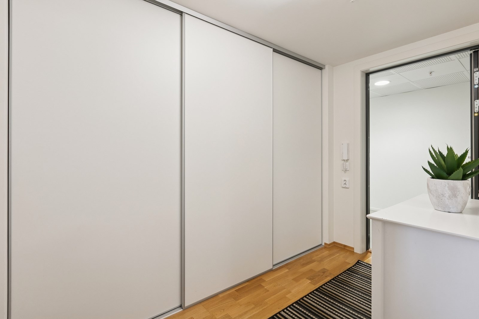 Entre med skyvedørsgarderobe Galleribilde