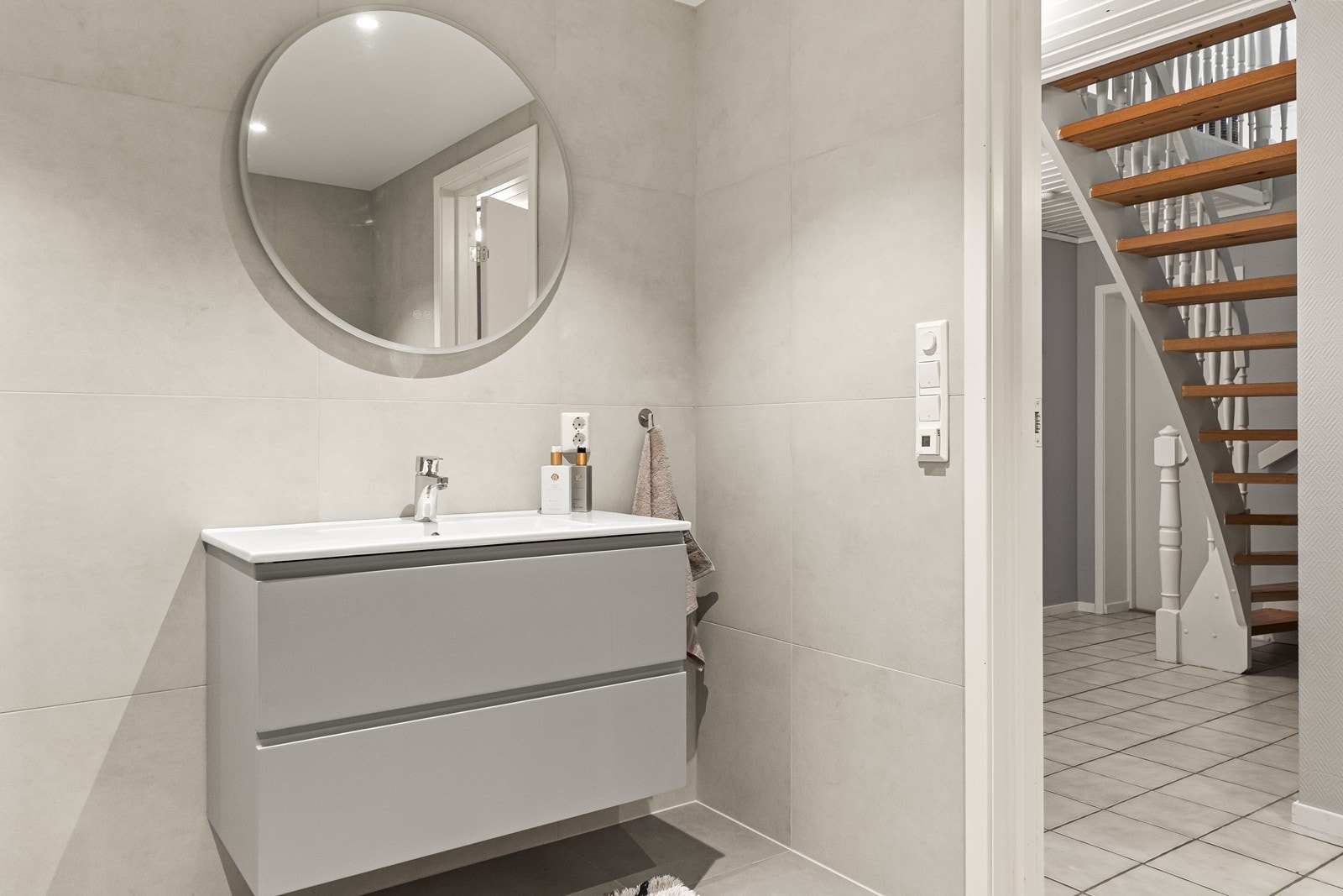 Også dette badet har gulvvarme og en moderne servantinnredning med skuffer. Galleribilde