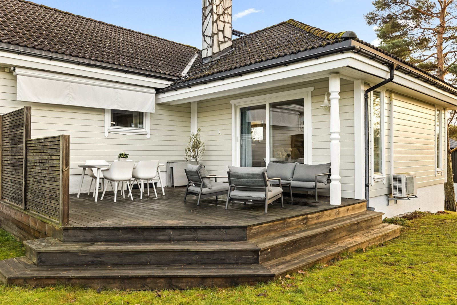 Den romslige terrassen ble bygget ny i 2016 Galleribilde