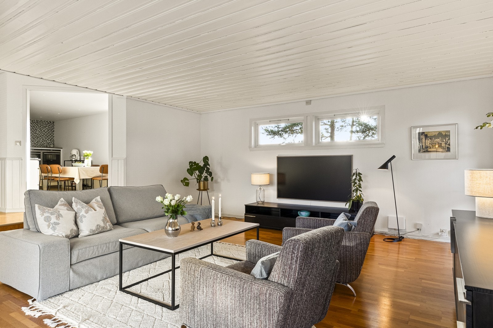 Stuen er et lyst og romslig samlingspunkt med god plass til sittegruppe
. Galleribilde