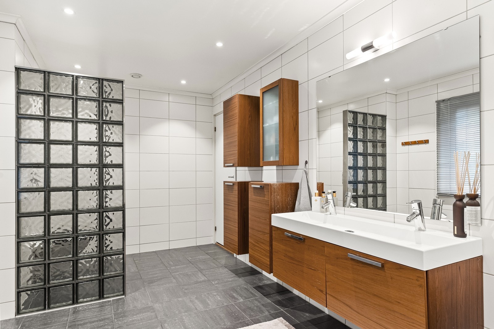 Badet i første etasje ble renovert i 2008 og er på ca. 10 m². Galleribilde