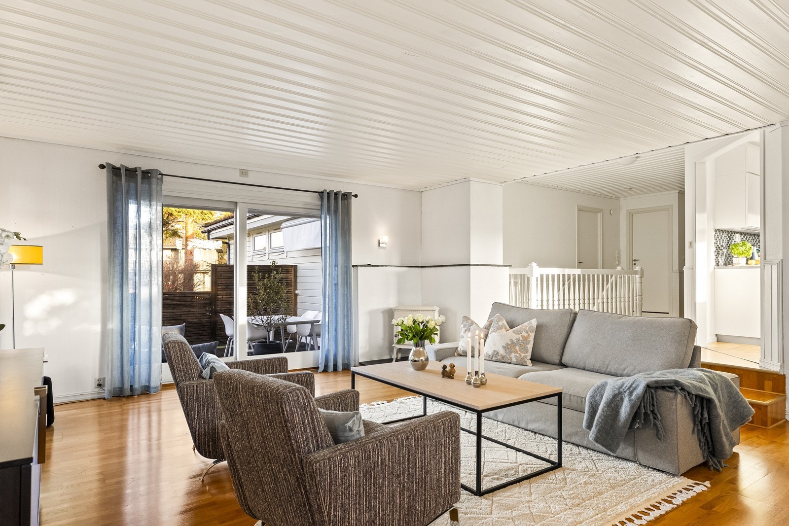 Fra stuen er det direkte utgang til
terrassen og hagen. Galleribilde