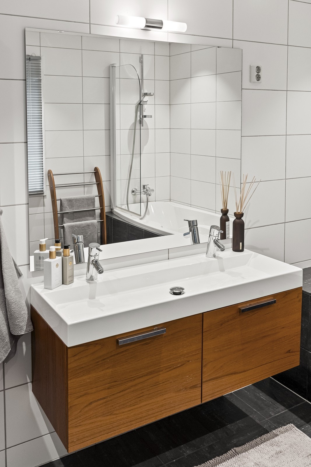 Innredningen gir gode oppbevaringsmuligheter med både skuffer og høyskap. Galleribilde