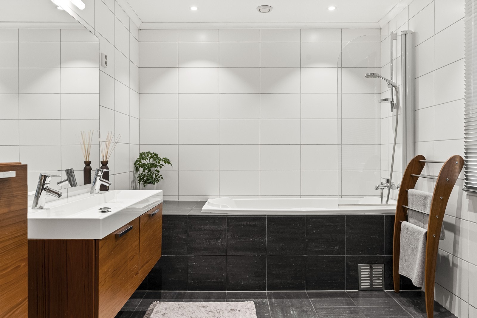 Her er det både badekar og en romslig servantinnredning med doble servanter. Galleribilde