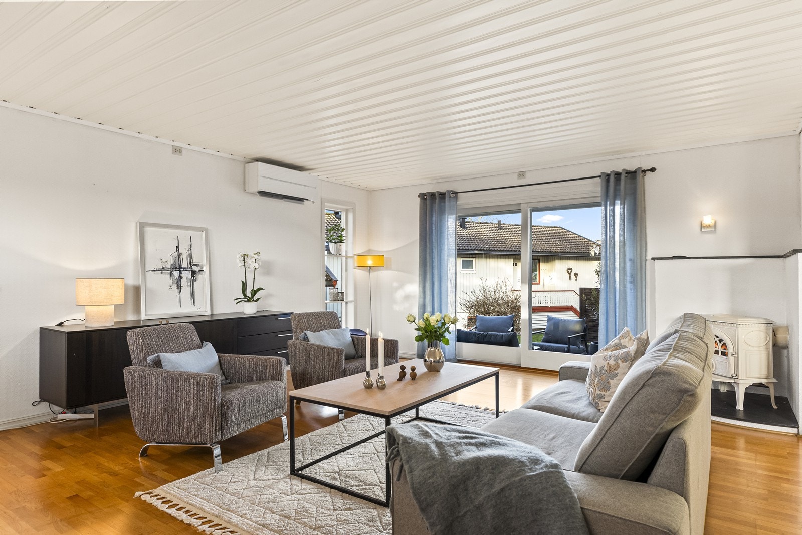 En luft-til-luft varmepumpe i stuen for effektiv oppvarming. Galleribilde