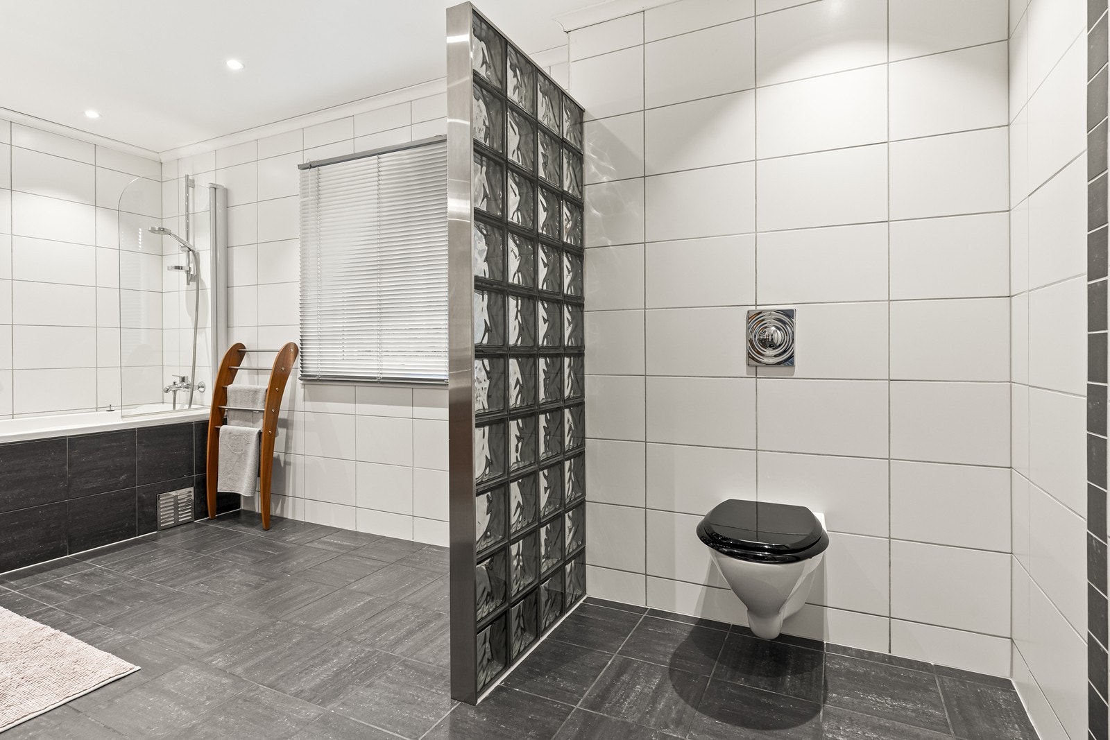 Rommet har vegghengt toalett og gulvvarme for økt komfort. Galleribilde