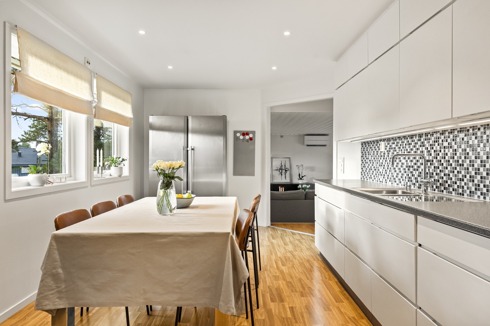 Kjøkkenet har en delvis
åpen løsning mot stuen, som skaper en sosial sone. Galleribilde