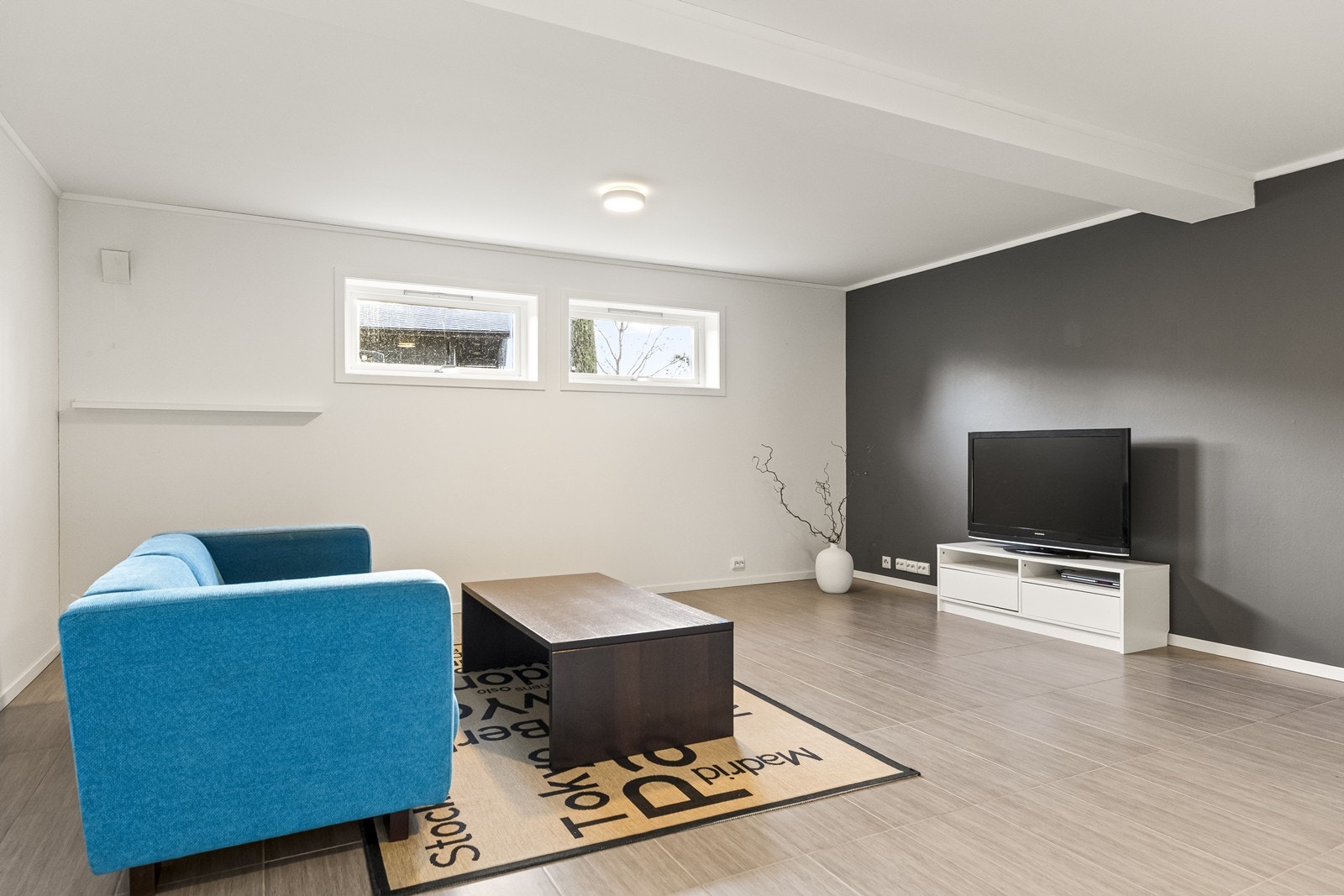 Kjellerstuen gir ekstra spillerom og er et ideelt areal for barn og unge. Kjellerstuen er på de originale byggetegningene definert som hobbyrom og er ikke godkjent for varig opphold. Galleribilde