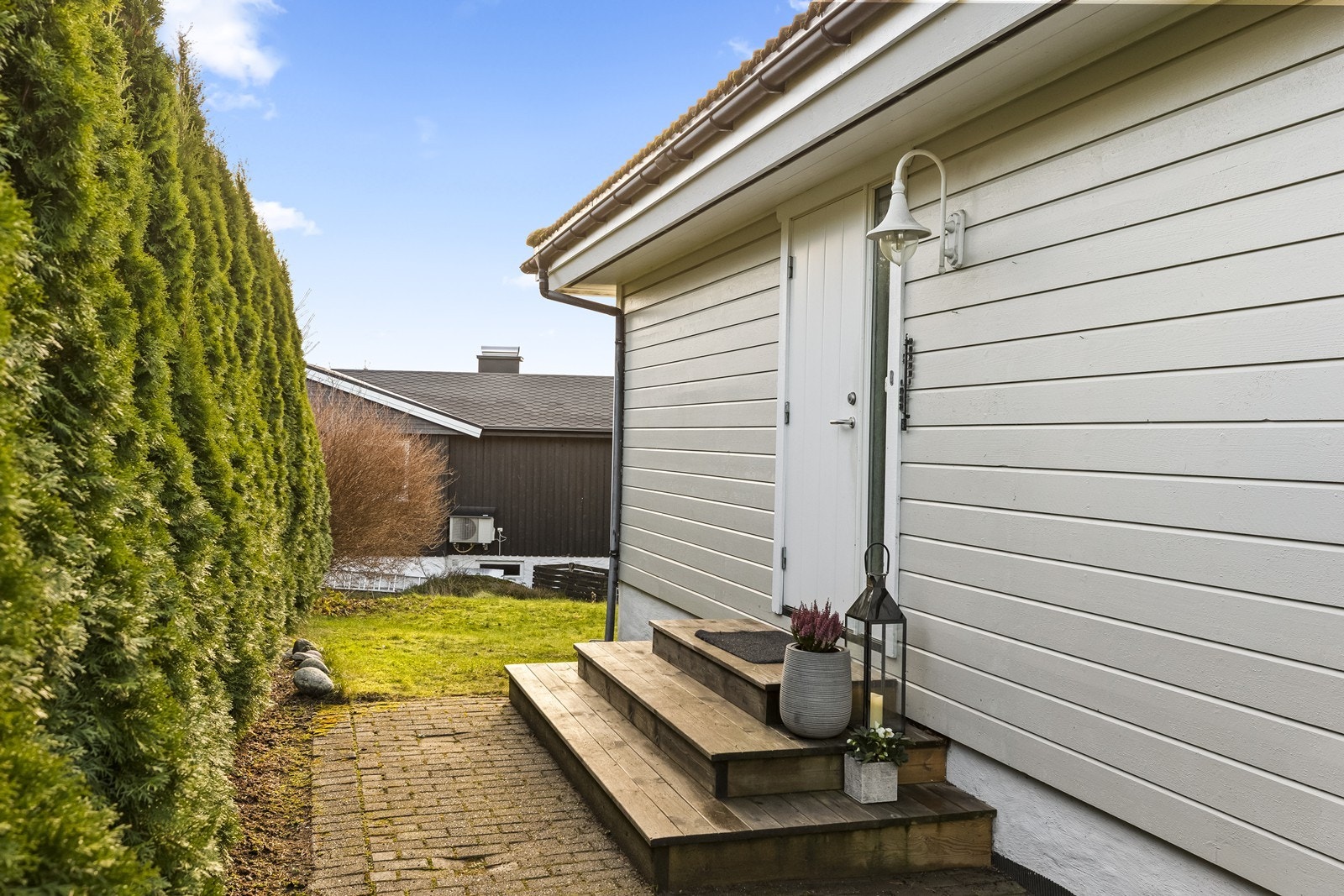 Egen inngang fra siden av huset. Ytterdøren ble byttet i 2010. Galleribilde