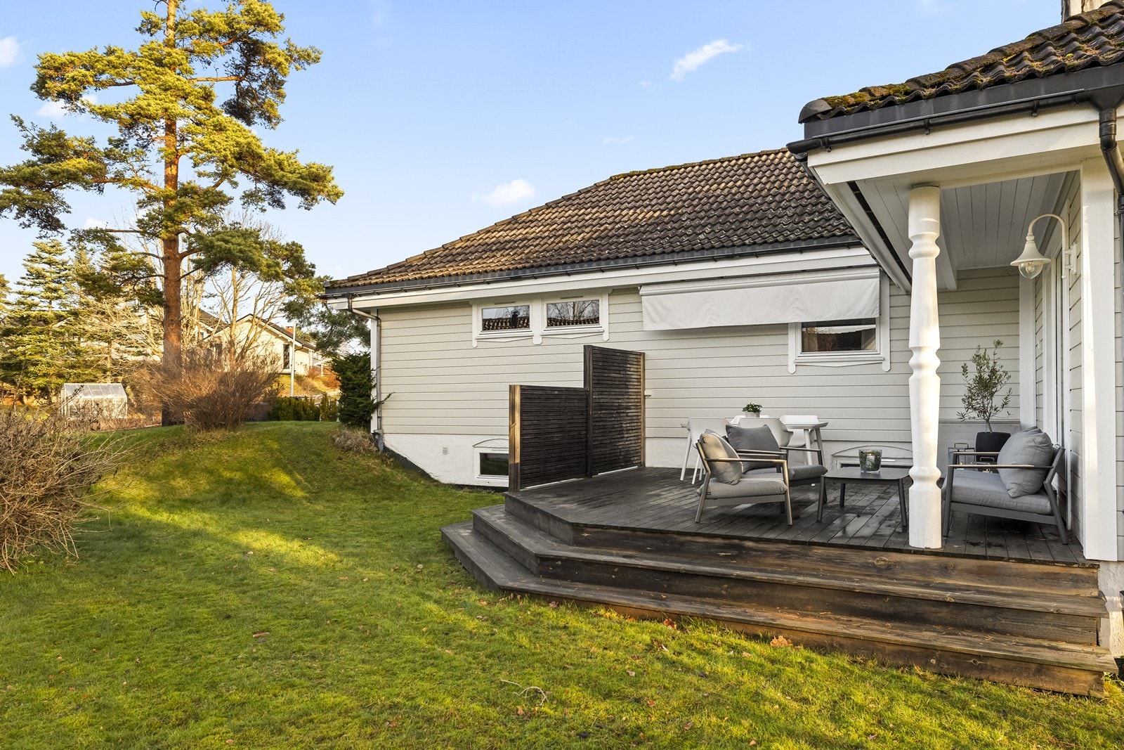 Hagen er opparbeidet med plen og beplantning Galleribilde