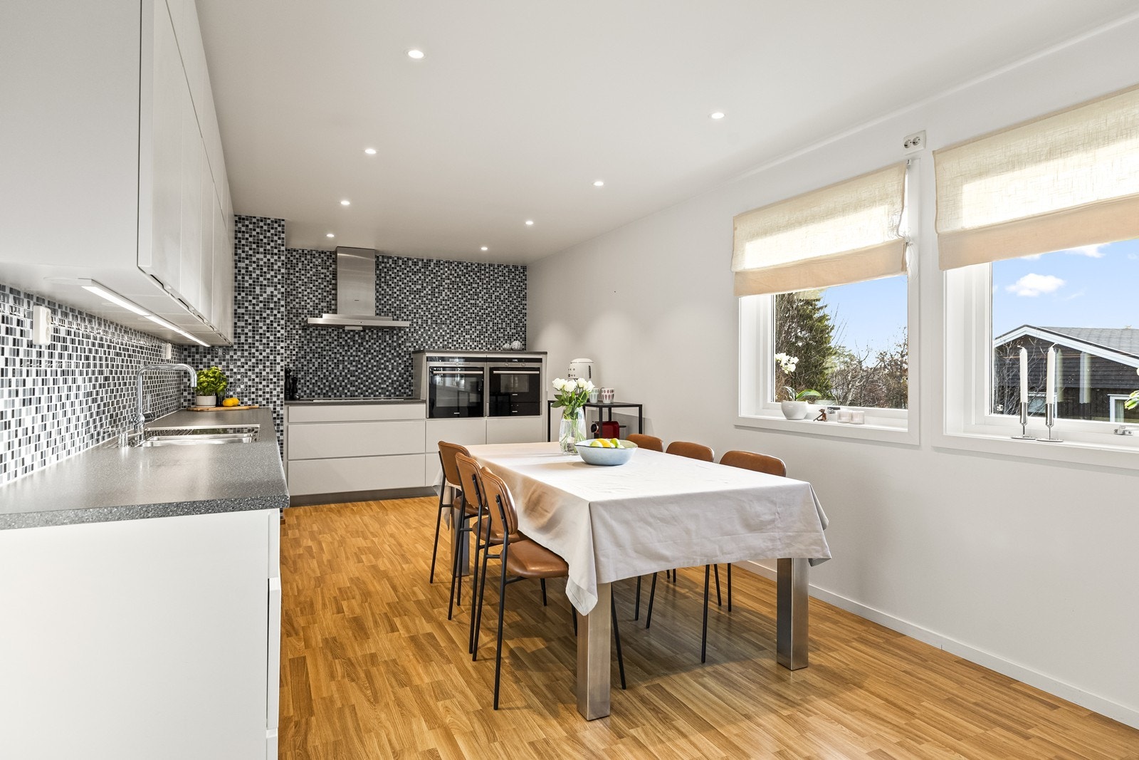 Kjøkkeninnredning fra Kvik (2010) med god benke- og skapplass, samt spiseplass ved vinduet. Galleribilde