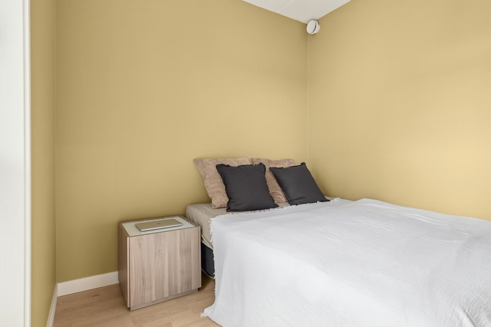 Soverom med god plass til dobbeltseng Galleribilde