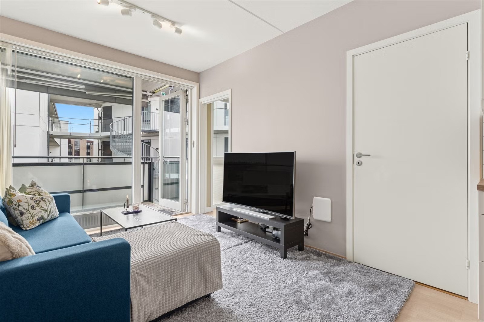 Lys og pen stue med utgang til balkong Galleribilde