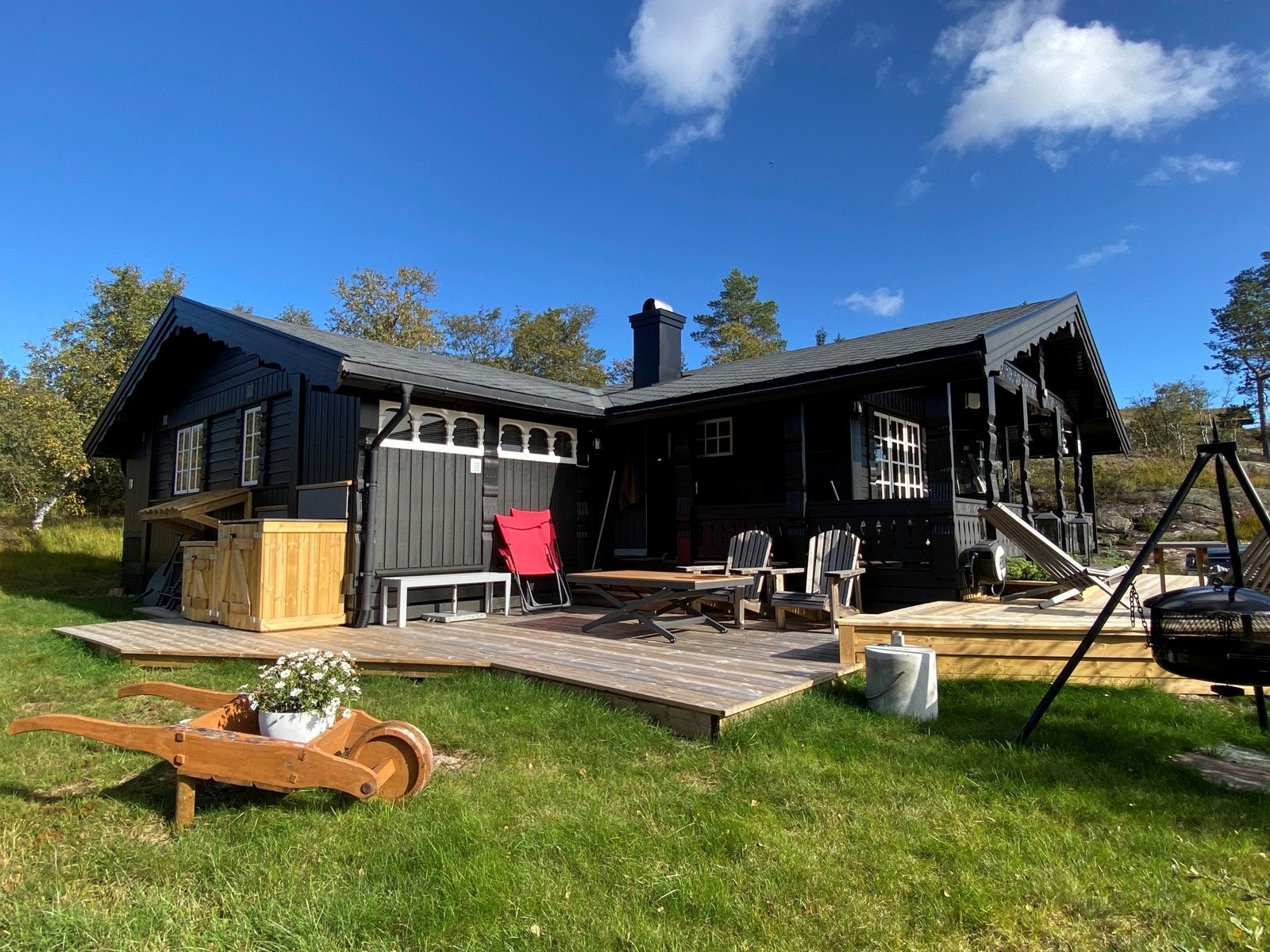 Solrik uteplass med god plass til sittegrupper og hyggelige samlingspunkter utendørs. Galleribilde