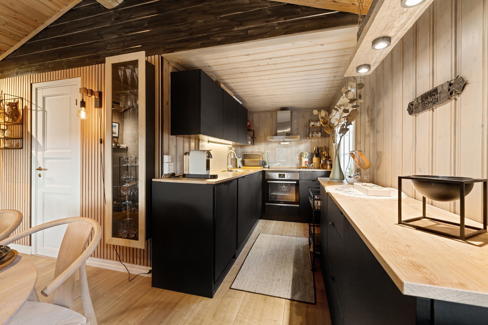 Kjøkkeninnredning fra Kvikk, levert i 2020. Nåværende eier har i 2023 supplert med ekstra benkeskap som gir økt oppbevarings og arbeidsplass. Galleribilde