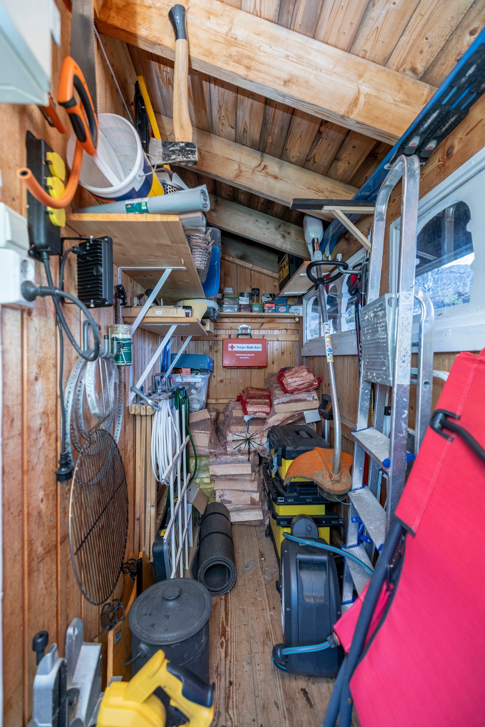 Fra entréen er det direkte adkomst til bod, noe som gir ekstra og praktisk oppbevaringsplass. Galleribilde