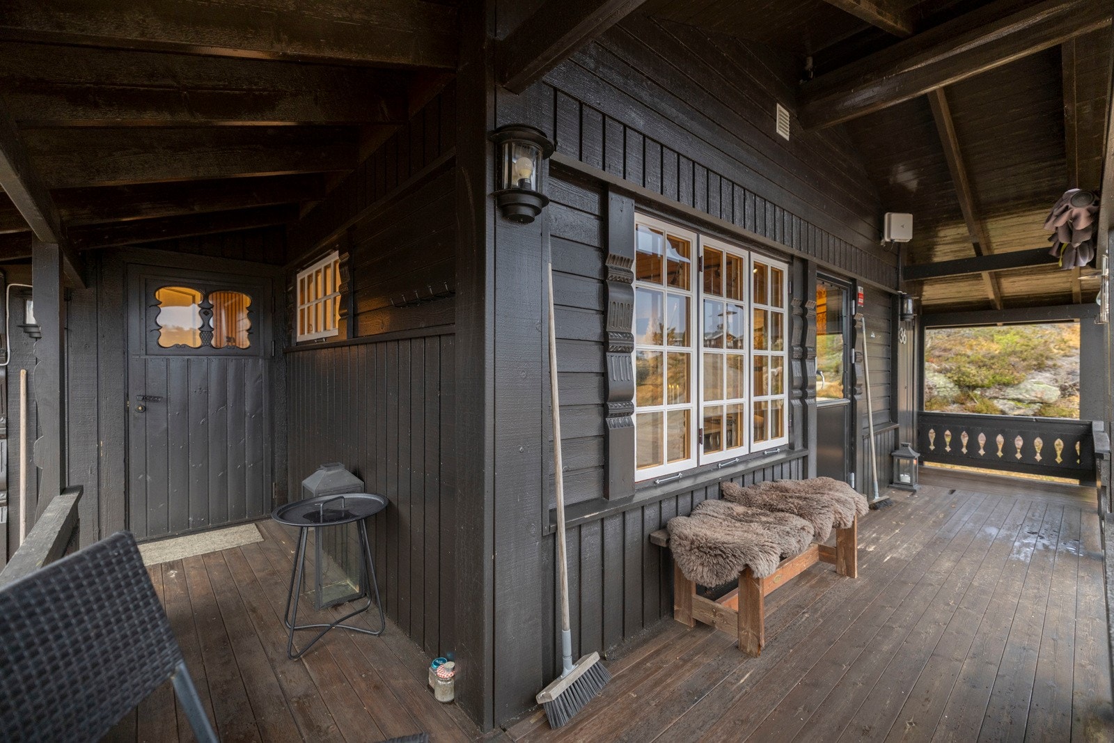 Overbygget inngangsparti og terrasse med god plass til sittegruppe. Galleribilde