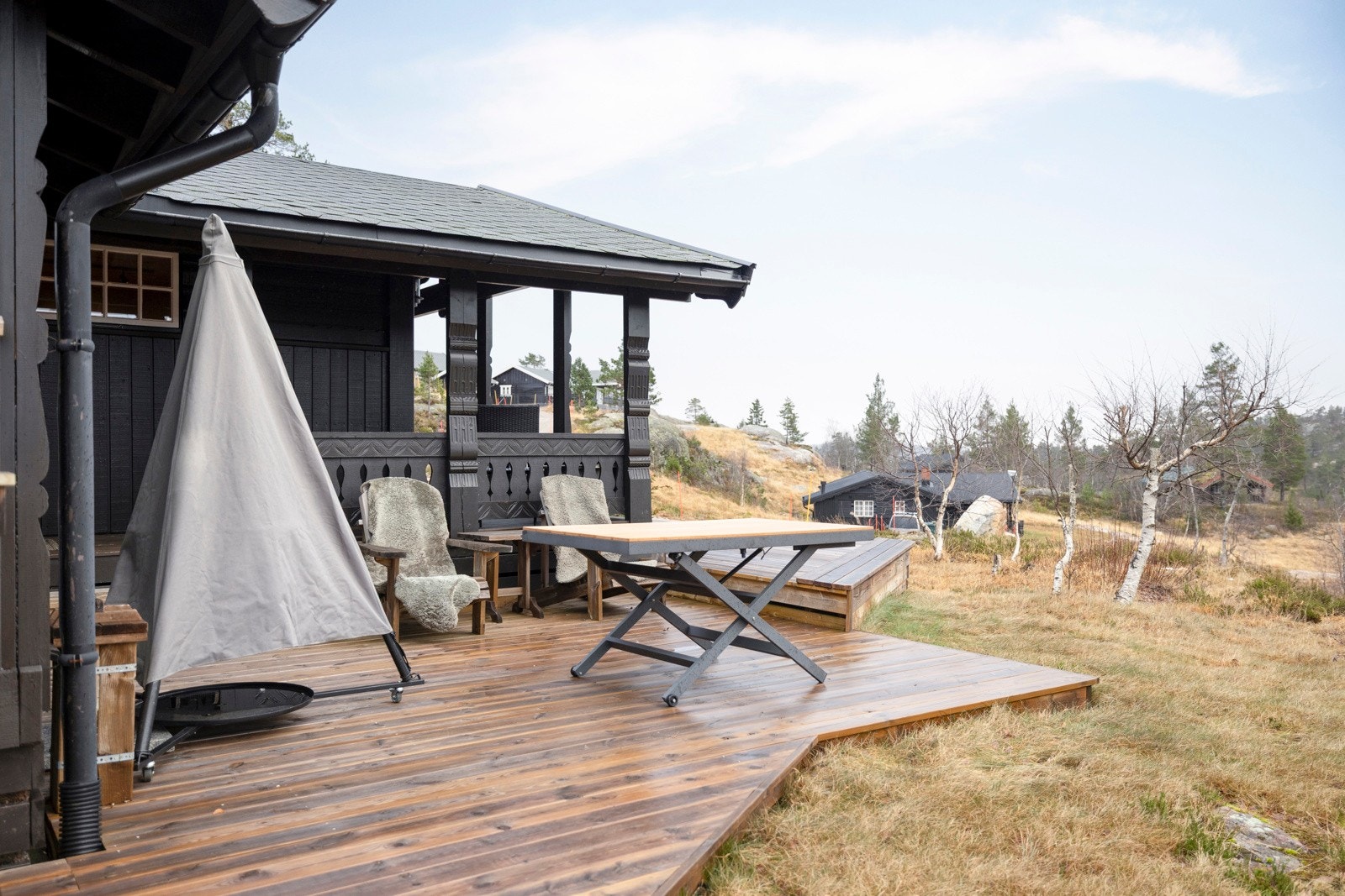 Takoverbygget terrasse og romslig platting med gode solforhold. Galleribilde