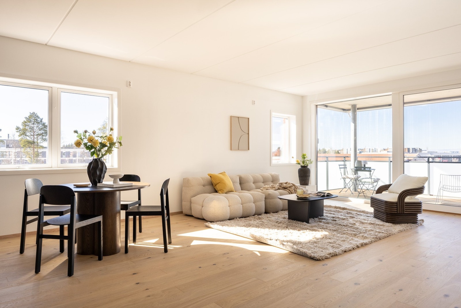 Strøken 4-roms leilighet med moderne løsninger, praktisk planløsning og stor solrik balkong. Galleribilde