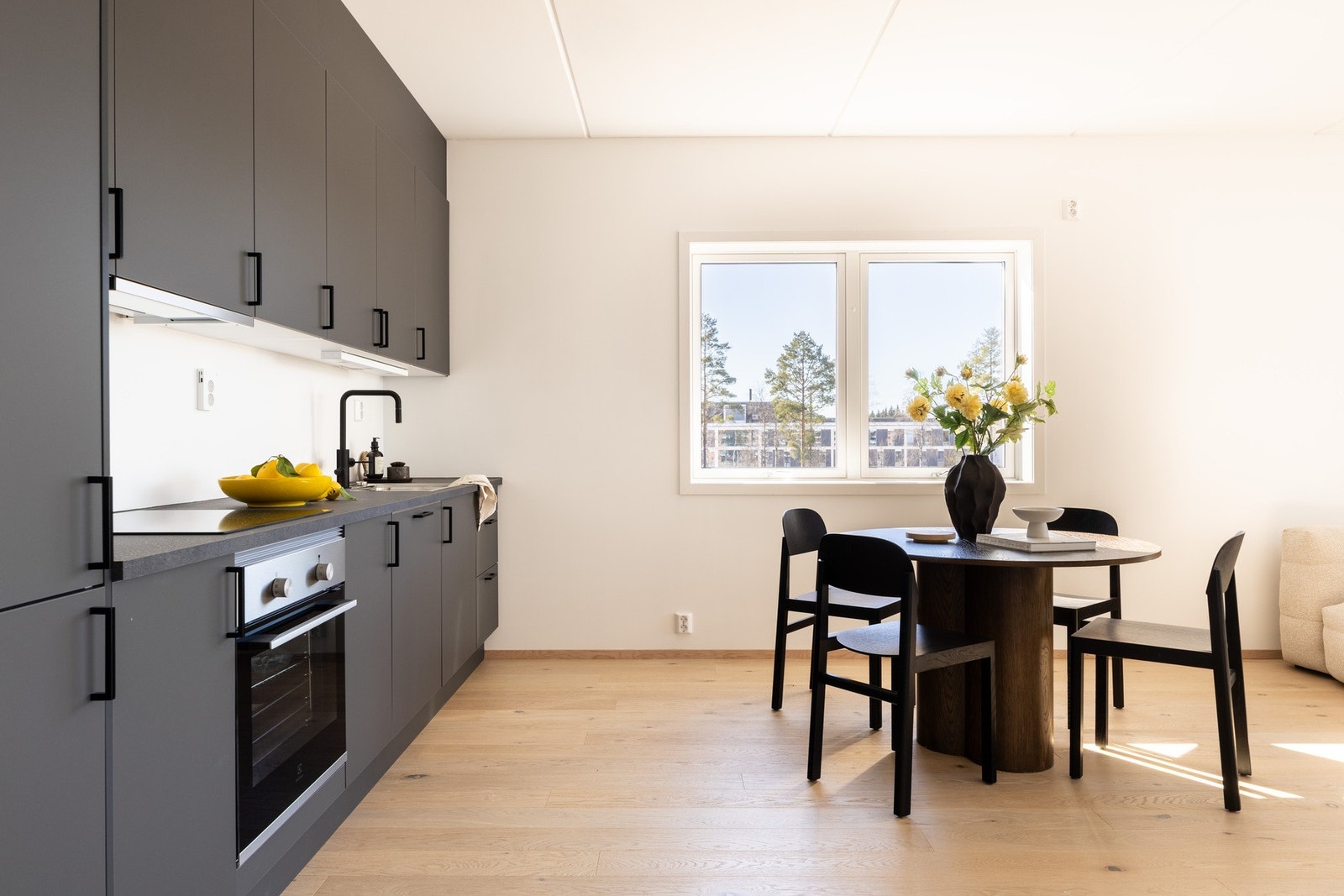 Leiligheten har en praktisk åpen kjøkkenløsning vendt mot stue. Galleribilde