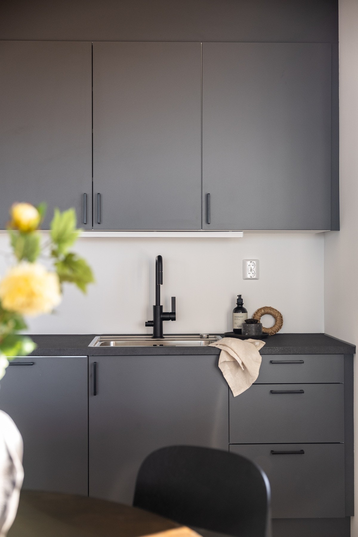 Av integrerte hvitevarer er det stekeovn, platetopp (type induksjon), oppvaskmaskin og kombiskap kjøl/frys. Galleribilde